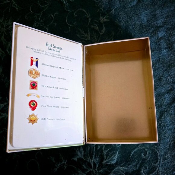 1980s Vintage "GIRL SCOUTS TAKE THE LEAD" Book Collectible Tin - Picture 5 of 9